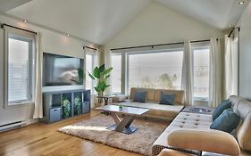 Dynamite 2-Bedroom House, Garage, Sleeps 6